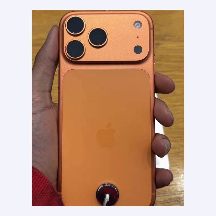 iPhone 17 Pro Max orange cosmique